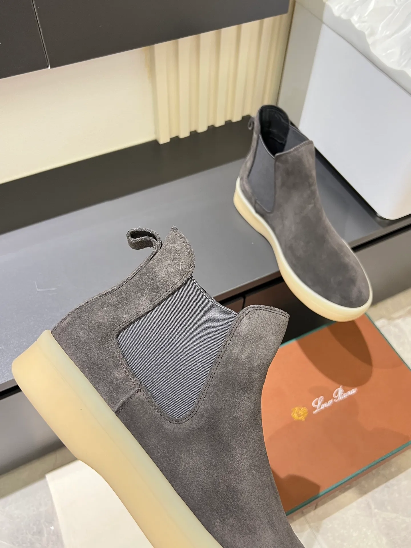 p440 Loro Piana's new niche winter men's mid-top shoes are shipped! The fabric is made of mercerized cowhide imported from Italy, with a sheepskin lining, which is comfortable, breathable and not stuffy to the feet. The outsole is made of natural rubber, which is wear-resistant and non-slip! Size: 38-44 (45.46.)